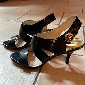 It’s a used mk heels perfectly fine good to wear it is navy blue color